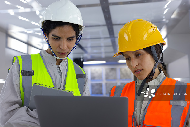 关键基础设施行业的室内工人图片素材