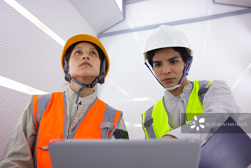 关键基础设施行业的室内工人图片素材