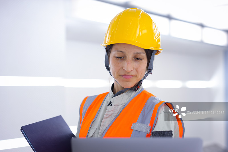 关键基础设施行业的女工图片素材