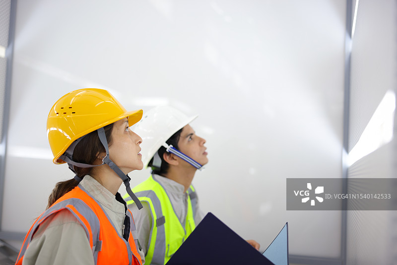 关键基础设施行业的室内工人图片素材