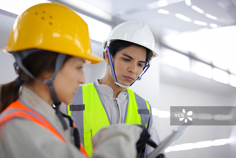 关键基础设施行业的室内工人图片素材