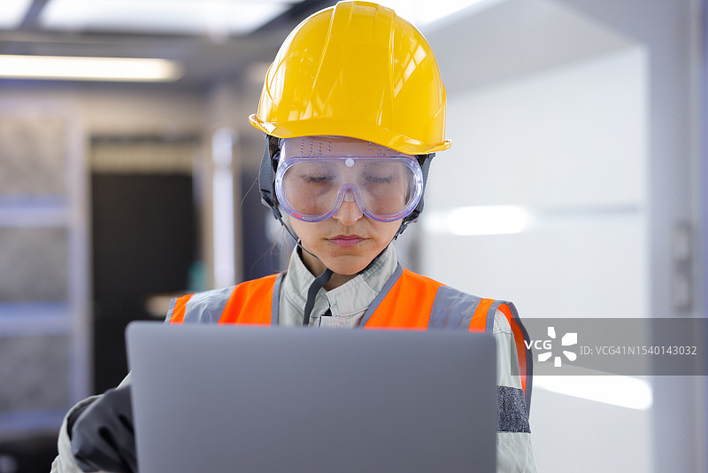 关键基础设施行业的女工图片素材