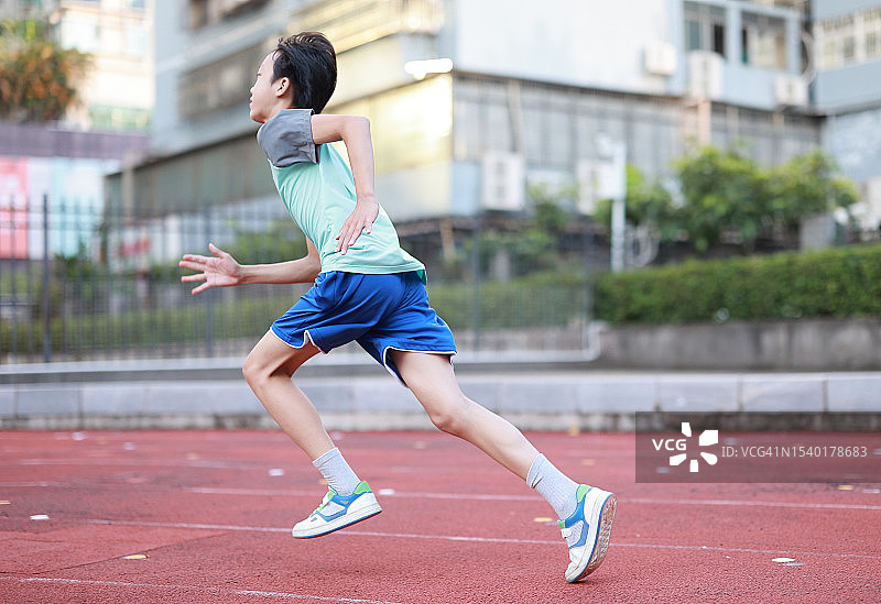 在跑道上的男孩图片素材