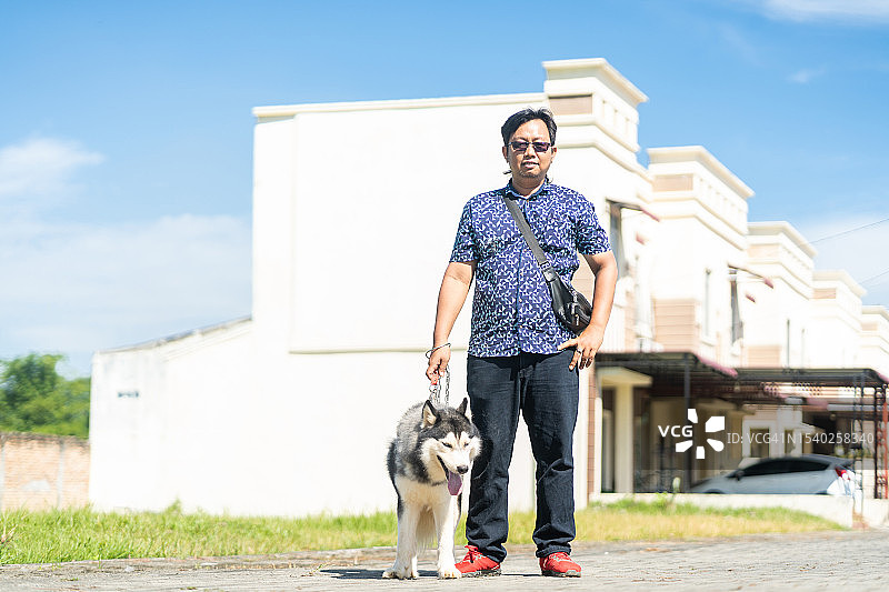 亚洲男人和他的狗的画像图片素材
