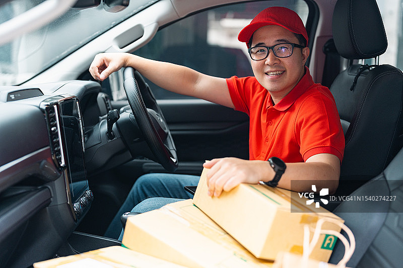 快递员站在货车前的肖像图片素材