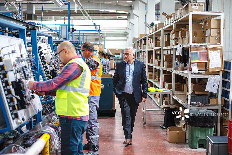 经理与工厂员工协同工作图片素材