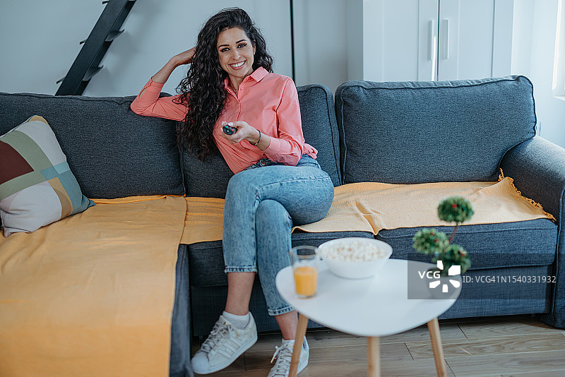 观看我最喜欢的电视节目图片素材