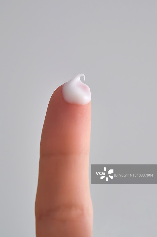 女性手指涂抹白色乳霜图片素材