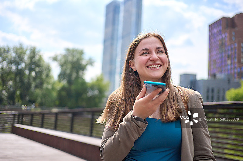 女人用手机发送语音消息图片素材