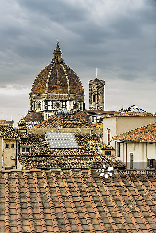 托斯卡纳佛罗伦萨：从老城区屋顶眺望圣母百花大教堂和乔托钟楼图片素材