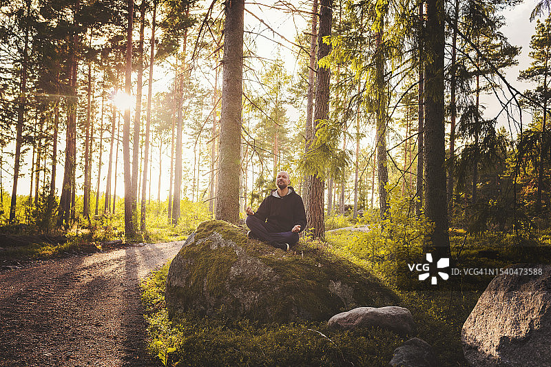 男人在森林中冥想图片素材