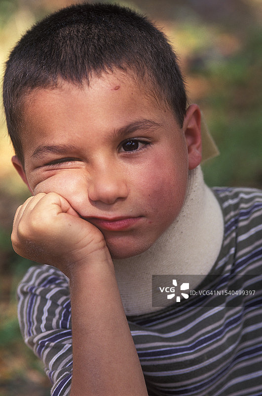 男孩在户外戴着颈托图片素材