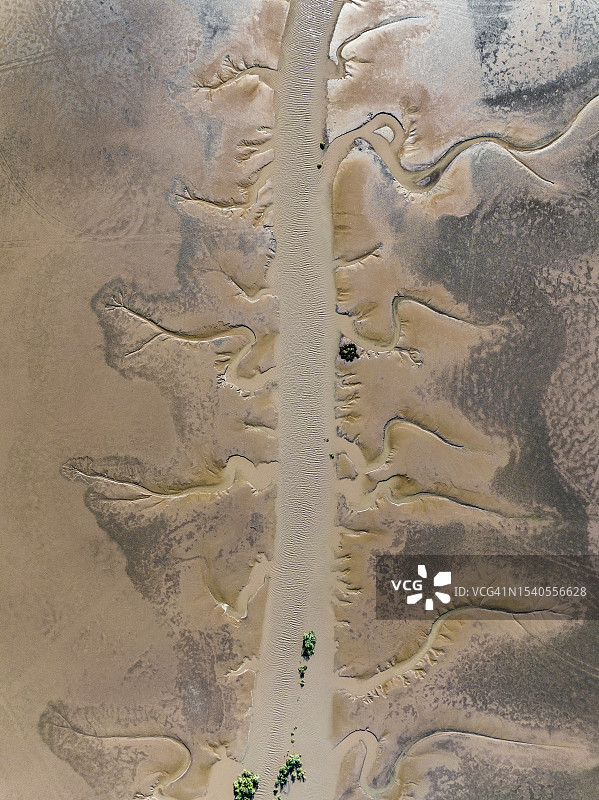 无人机拍摄：西澳大利亚德比郡的河流汇入菲茨罗伊河图片素材