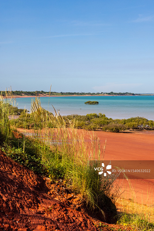 西澳大利亚布鲁姆辛普森海滩的宁静海岸风光，阳光明媚图片素材