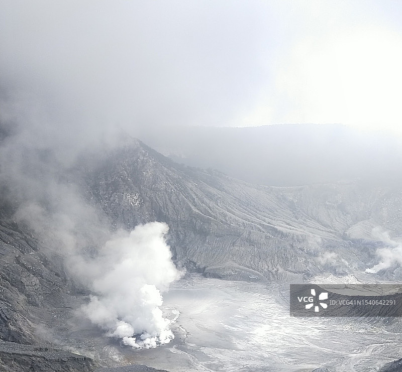 火山景观与天空相映成趣图片素材