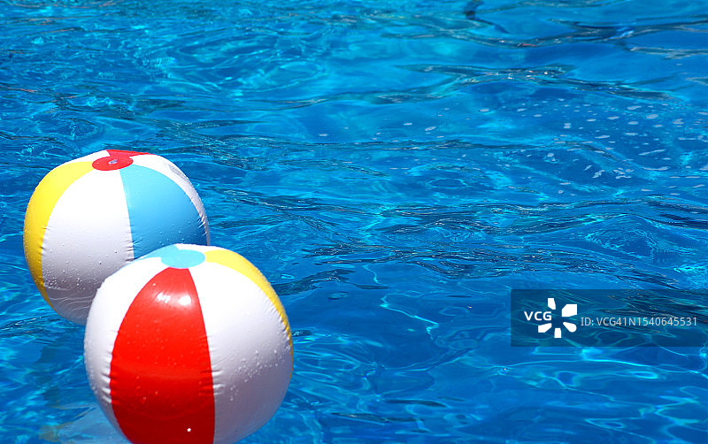 内华达州天堂市游泳池上的充气泳圈俯视图图片素材