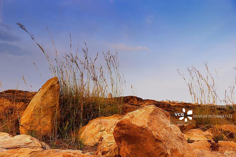 也门哈德拉毛省陆地上岩层景观图片素材