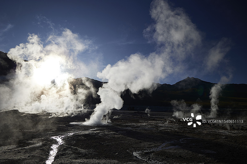 火山坑冒烟的景色图片素材