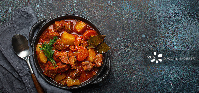 正上方是桌子上碗里食物的照片图片素材