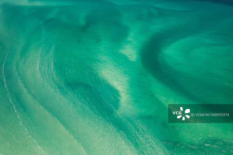 从澳大利亚西部的威利克里克河口流出的水的高角度照片图片素材