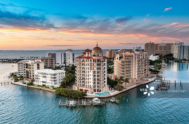 日落时分美国萨拉索塔湾海边建筑航拍图片素材