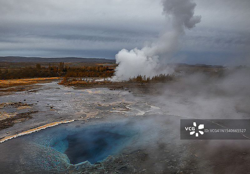 冰岛多云天空下的温泉美景图片素材