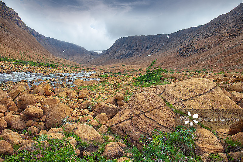 落基山脉对着天空的美景图片素材