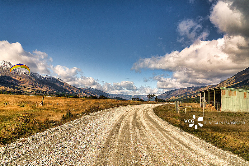 空旷的道路通向群山，背对天空图片素材