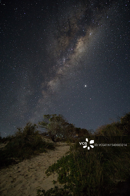 夜晚星空映衬下的星场风景图片素材