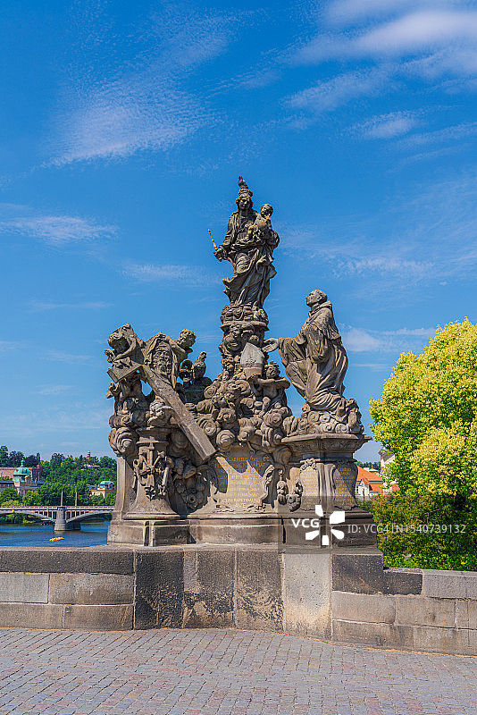 布拉格查理大桥上的圣母、圣多米尼克和托马斯·阿奎那雕像图片素材