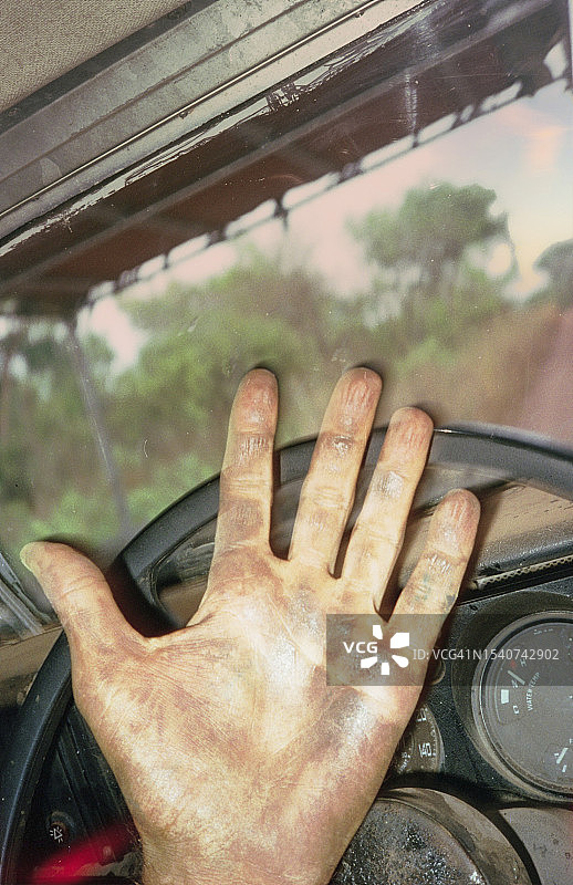 驾驶汽车的人——透过挡风玻璃的驾驶员视角图片素材