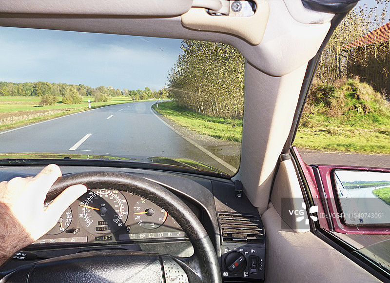驾驶汽车的人——透过挡风玻璃的驾驶员视角图片素材