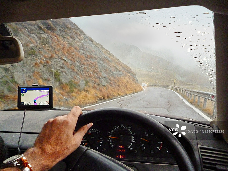 驾驶汽车的人——透过挡风玻璃的驾驶员视角图片素材