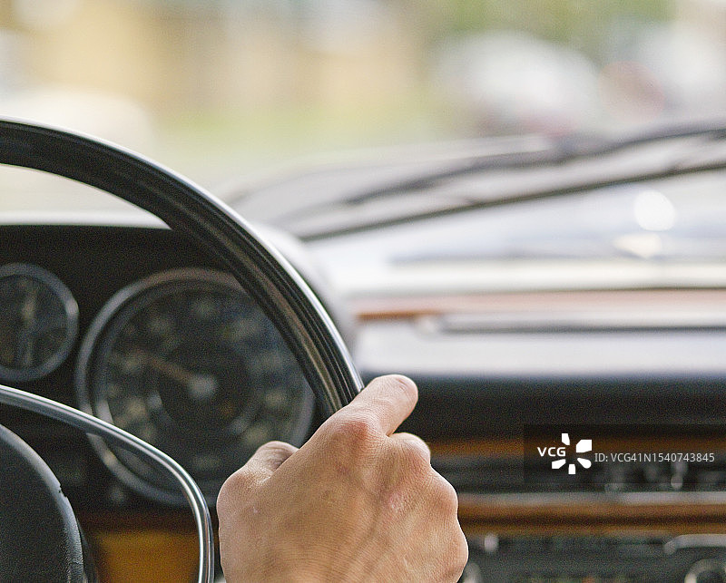 驾驶汽车的人——透过挡风玻璃的驾驶员视角图片素材