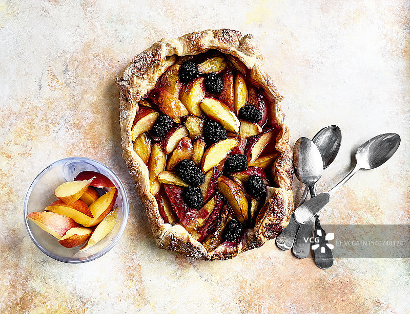 彩色背景上的桃子黑莓克罗斯塔塔图片素材