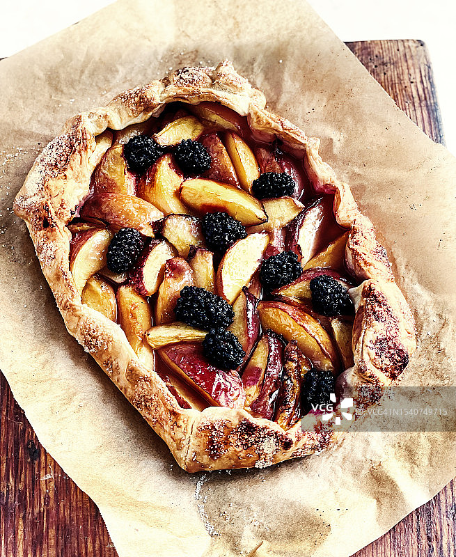 羊皮纸上的桃子黑莓馅饼图片素材