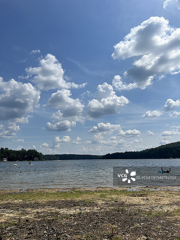 马萨诸塞州布鲁克菲尔德湖泊风光图片素材