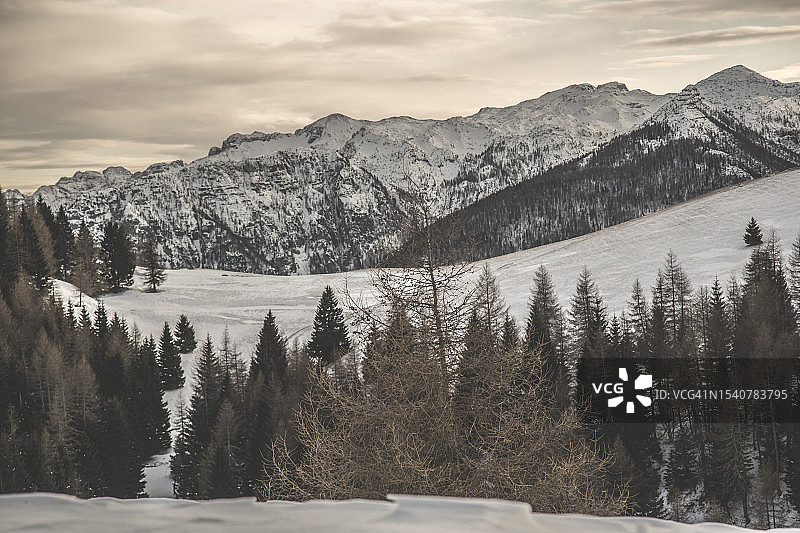 弗尔加里亚雪山风光图片素材
