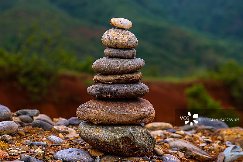 尼泊尔，田野上堆叠的石头特写图片素材