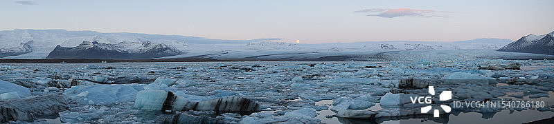 冰岛南部冰冻湖泊的迷人景色图片素材