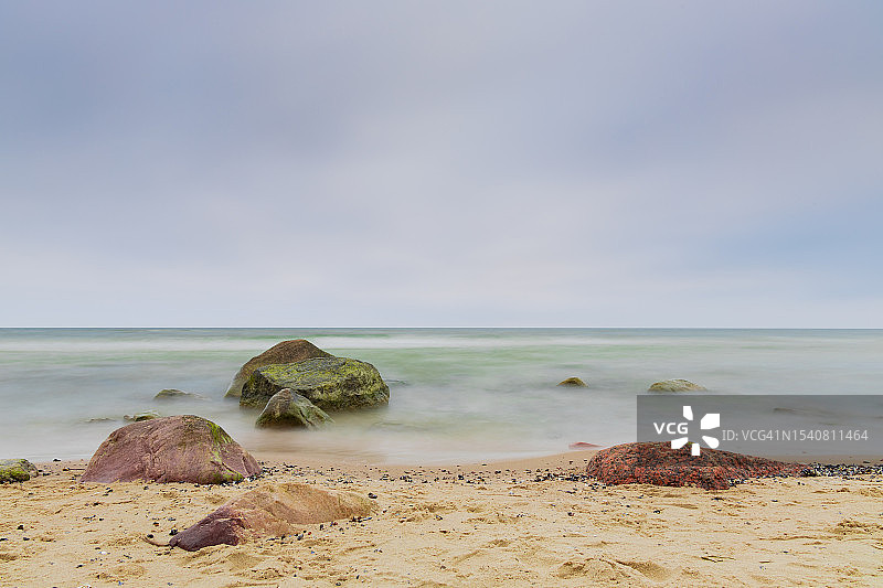 海滩上的岩石对着天空的风景图片素材