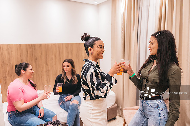 年轻女性准备参加聚会图片素材