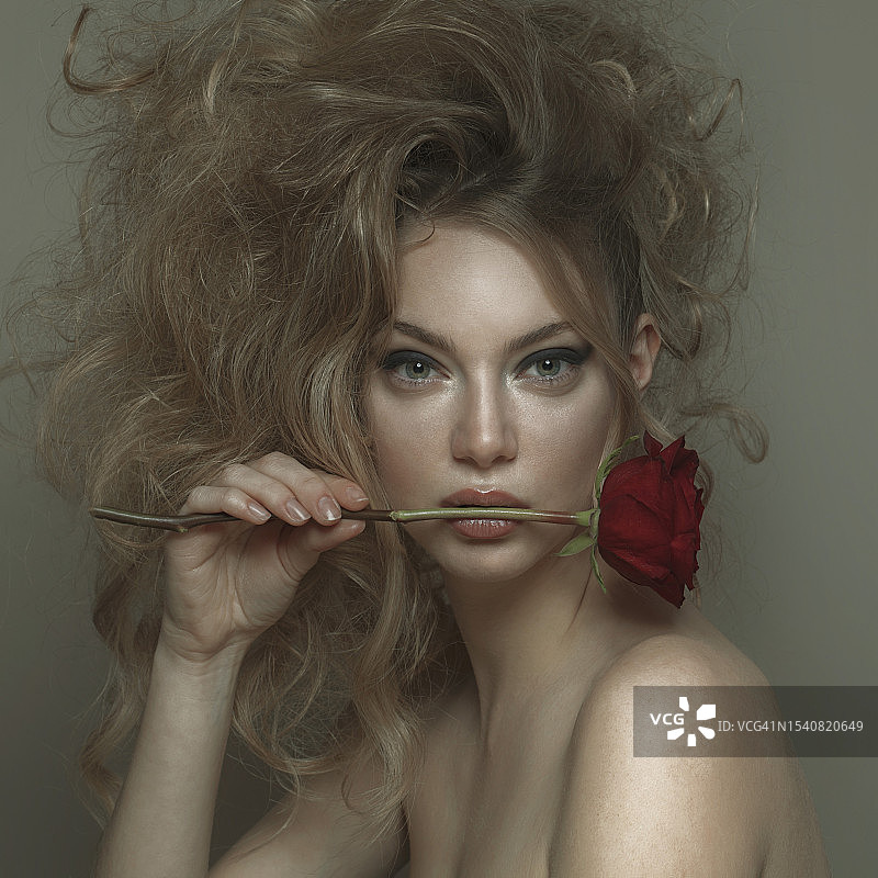 年轻女子与鲜花，塞浦路斯图片素材