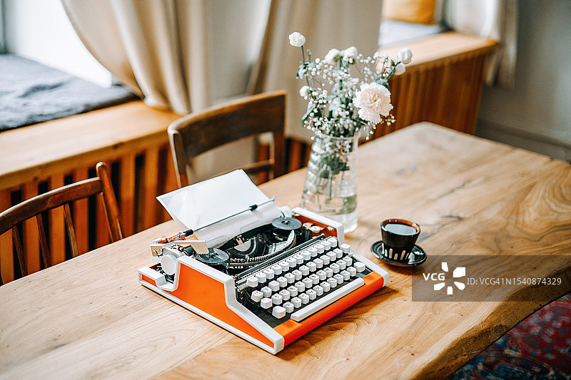 木桌上的打字机图片素材