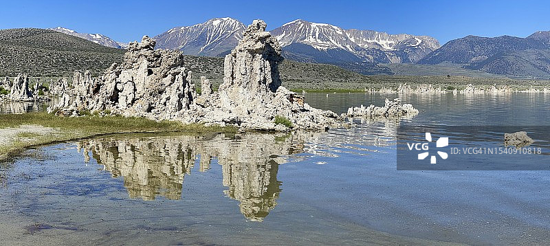 加利福尼亚州莫诺湖的石灰华塔和内华达山脉山脊（全景）图片素材