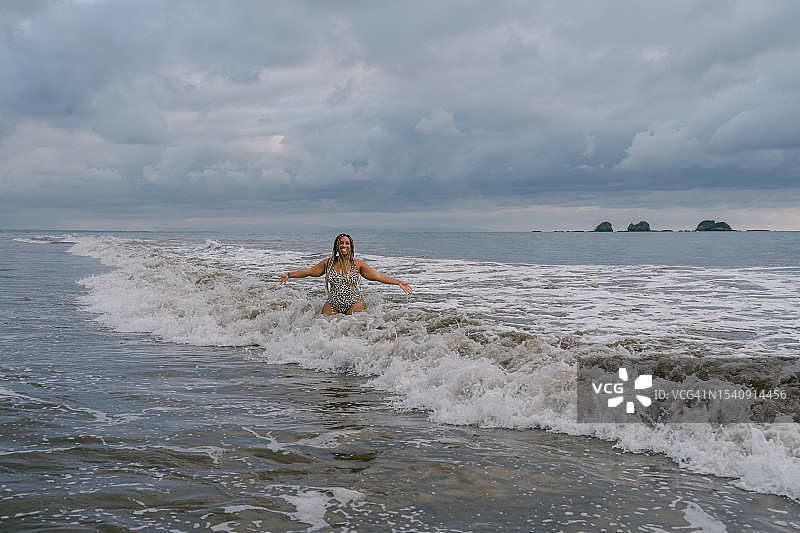 黑人女子在海洋中玩耍图片素材