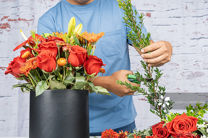男花艺师制作插花图片素材