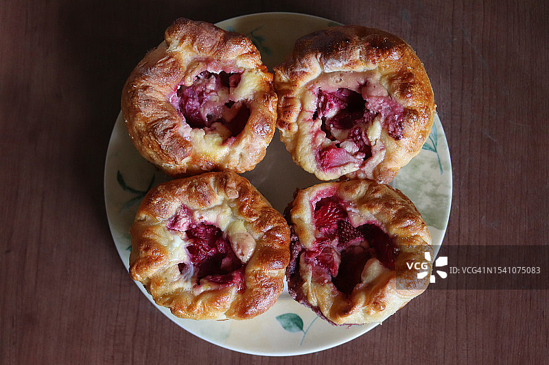 自制奶酪浆果面包图片素材