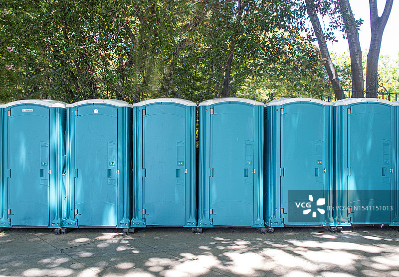 城市购物中心的一排移动厕所图片素材