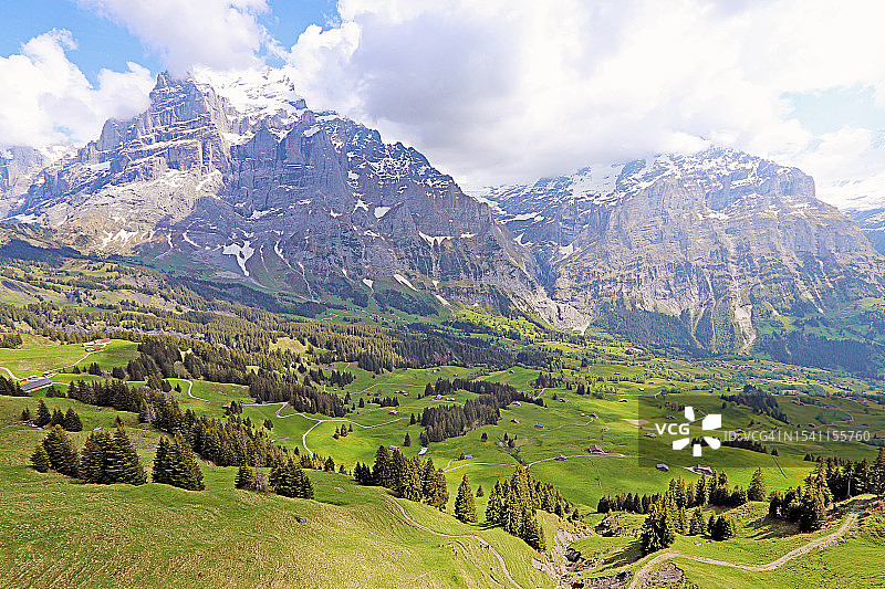 格林德瓦First山少女峰地区的壮丽全景图片素材